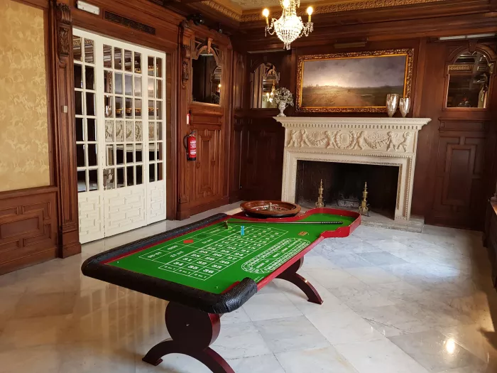 Mesa de ruleta francesa montada para un evento de casino
