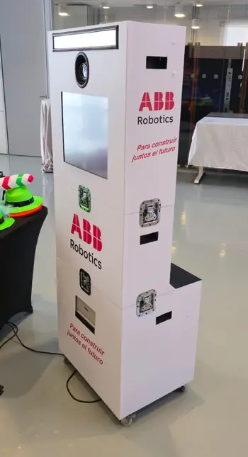 Fotomatón corporativo con inteligencia artificial vinilado con la marca de un cliente en una feria