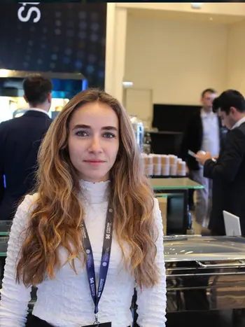 Foto original de una visitante en un stand, antes de pasar por la IA