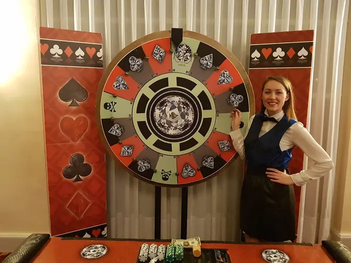 Crupier amb la Ruleta de la Sort de 120 cm