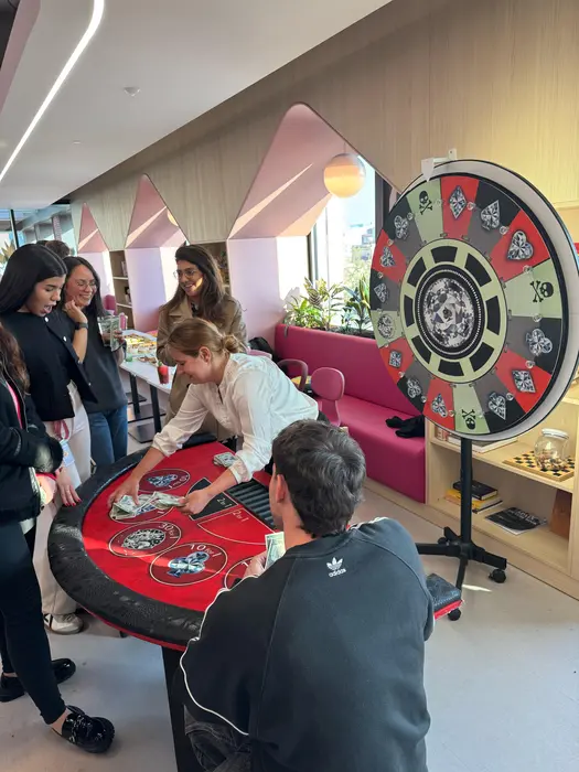 Jugadors a la taula de la Ruleta de la Sort de 120 cm