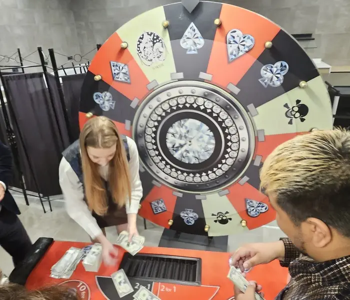 Convidats apostant a la Ruleta de la Sort de 180 cm