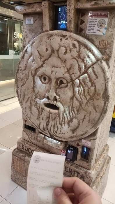 invitado recogiendo el oraculo de la Bocca della Verita
