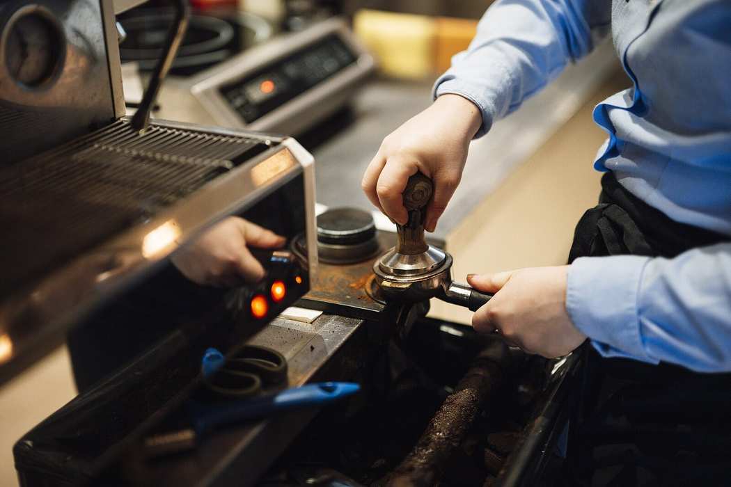 Barista preparando un espresso