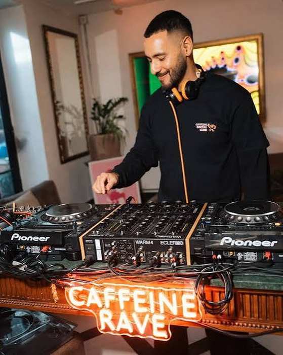 DJ en una fiesta de mañana con café