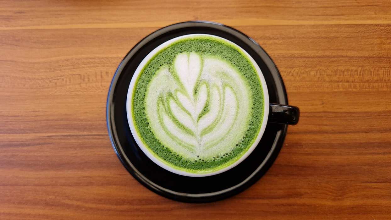 Matcha latte con latte art
