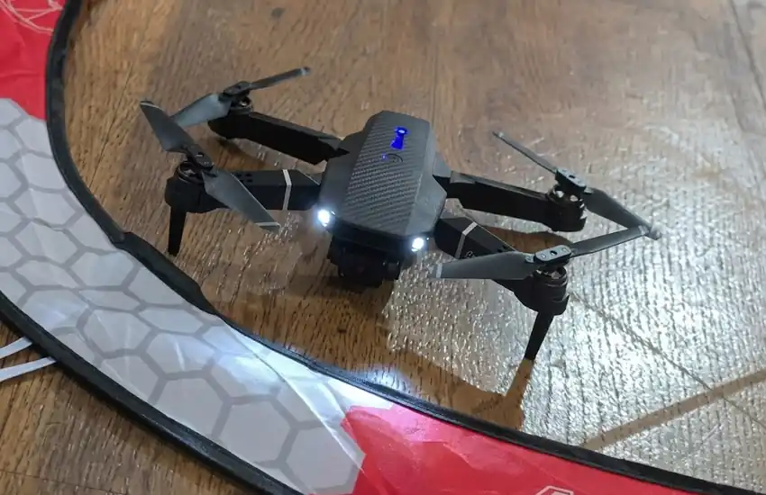 Drone de competición preparado para despegar dentro de un circuito de vuelo, utilizado en actividades y experiencias de drones para eventos.