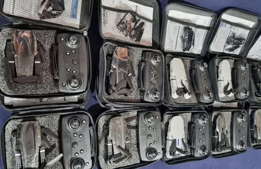 Maletines con drones, mandos de control y accesorios preparados para una actividad de pilotaje y competición de drones en eventos corporativos y team building.
