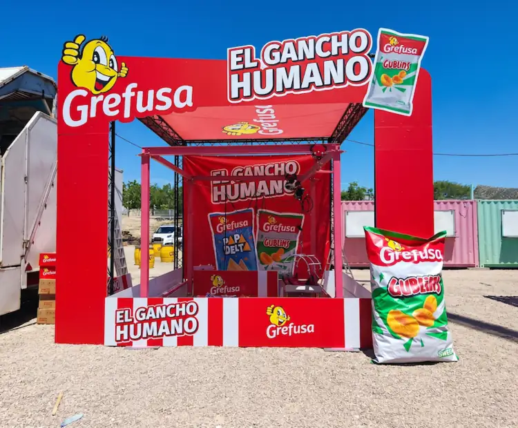 Persona dins la Garra Humana en un esdeveniment agafant un premi