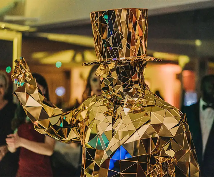 Hombre Espejo Dorado para eventos