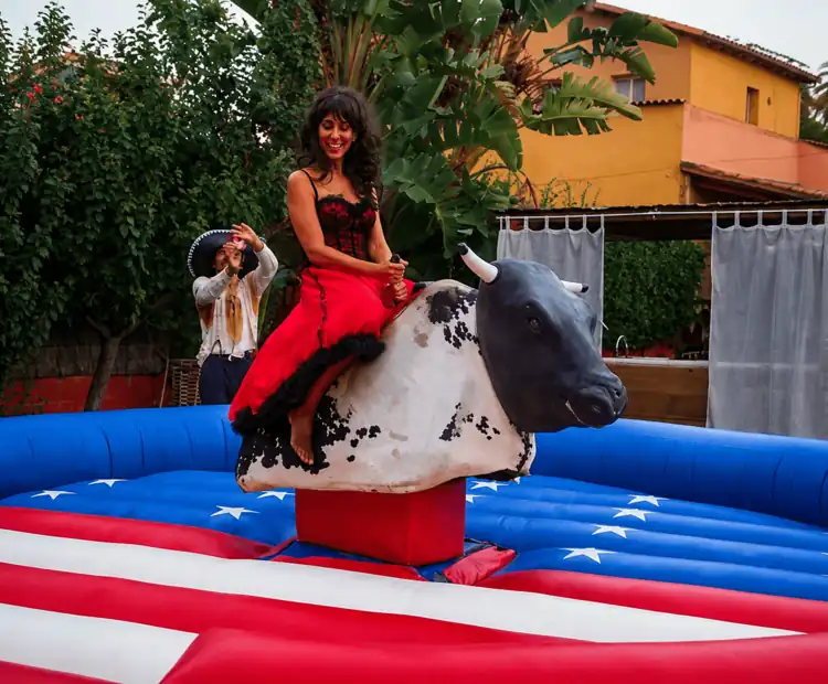 Toro mecánico para eventos: la atracción estrella del Far West