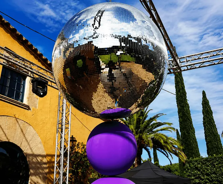La bola disco: el toque retro que ilumina cualquier evento