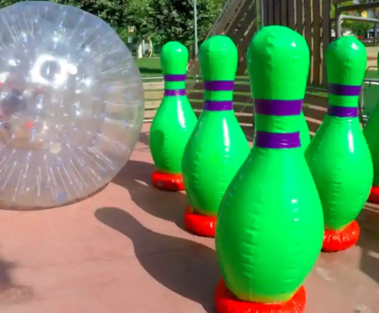 Bolos gigantes montados para un evento de team building
