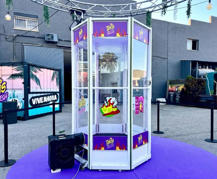 Juegos para congresos y ferias: cabina de viento atrapa premios en un stand