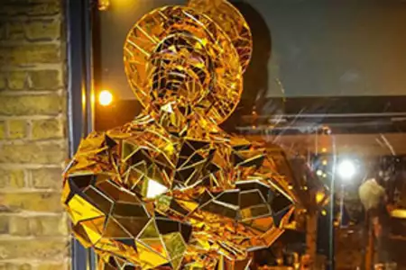 Hombre dorado espejo barcelona