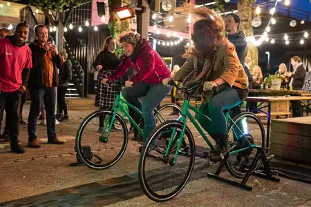 Alquiler de bicicletas para iluminar figuras sostenibles para ferias