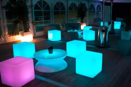 Mesas y sillas LED alquiler 