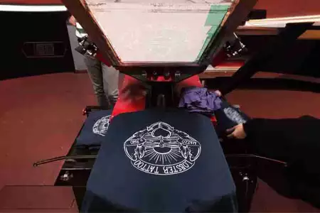 estación creativa para decorar tote bags en eventos