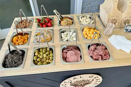 snack bar charcutero de estilo rústico y elegante para celebraciones