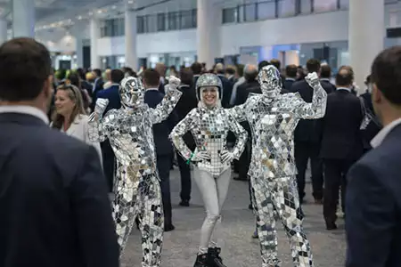 Bailarines en patines LED con trajes espejo animando evento corporativo