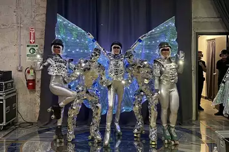 Show futurista con bailarines en patines LED