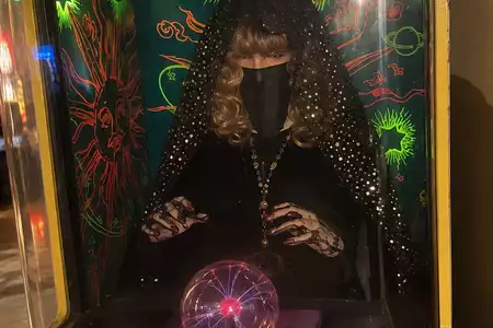 bola de cristal encendida bruja adivina zoltar