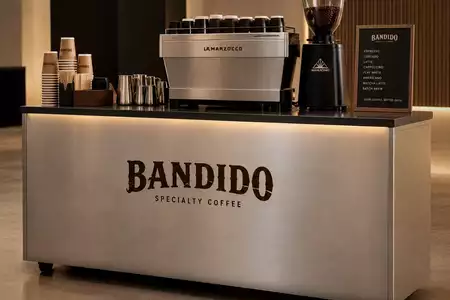 Barra de café barista para eventos con cafetera La Marzocco