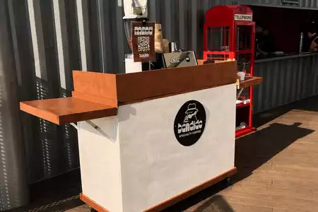 Carrito de café de especialidad en una terraza