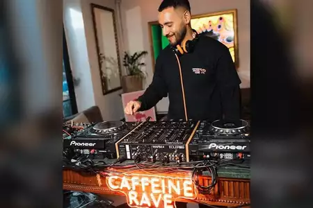 Coffee Rave: DJ pinchando en una fiesta de mañana con café