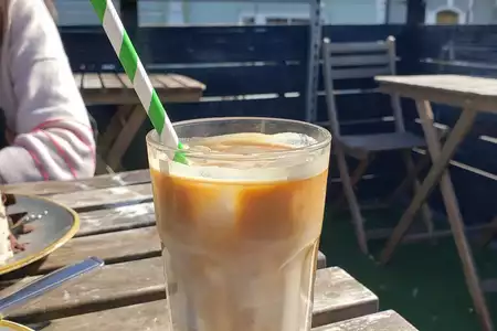 Iced latte para una Coffee Rave de verano