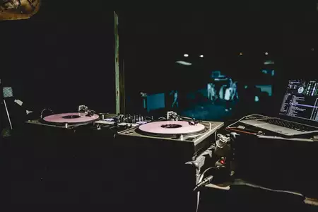 DJ para eventos pinchando en una cabina