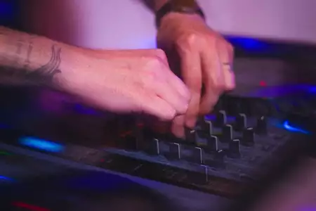 Mesa de mezclas de DJ en una fiesta de empresa
