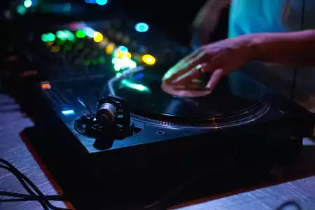 DJ con tocadiscos en una cena de empresa