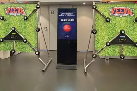 Juego de precisión de 10 segundos junto a dos Batak Pro en un evento de empresa
