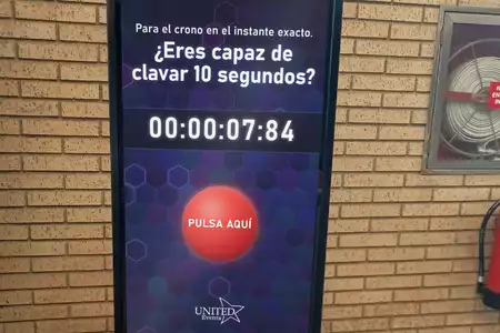 Juego de precisión de 10 segundos en un tótem táctil durante un evento