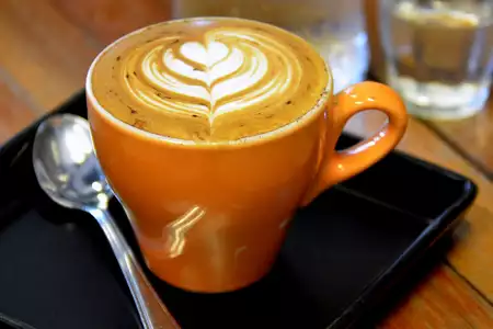 Cappuccino con latte art de café de especialidad
