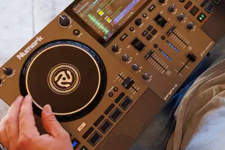 Tabla de mezclas con altavoces integrados