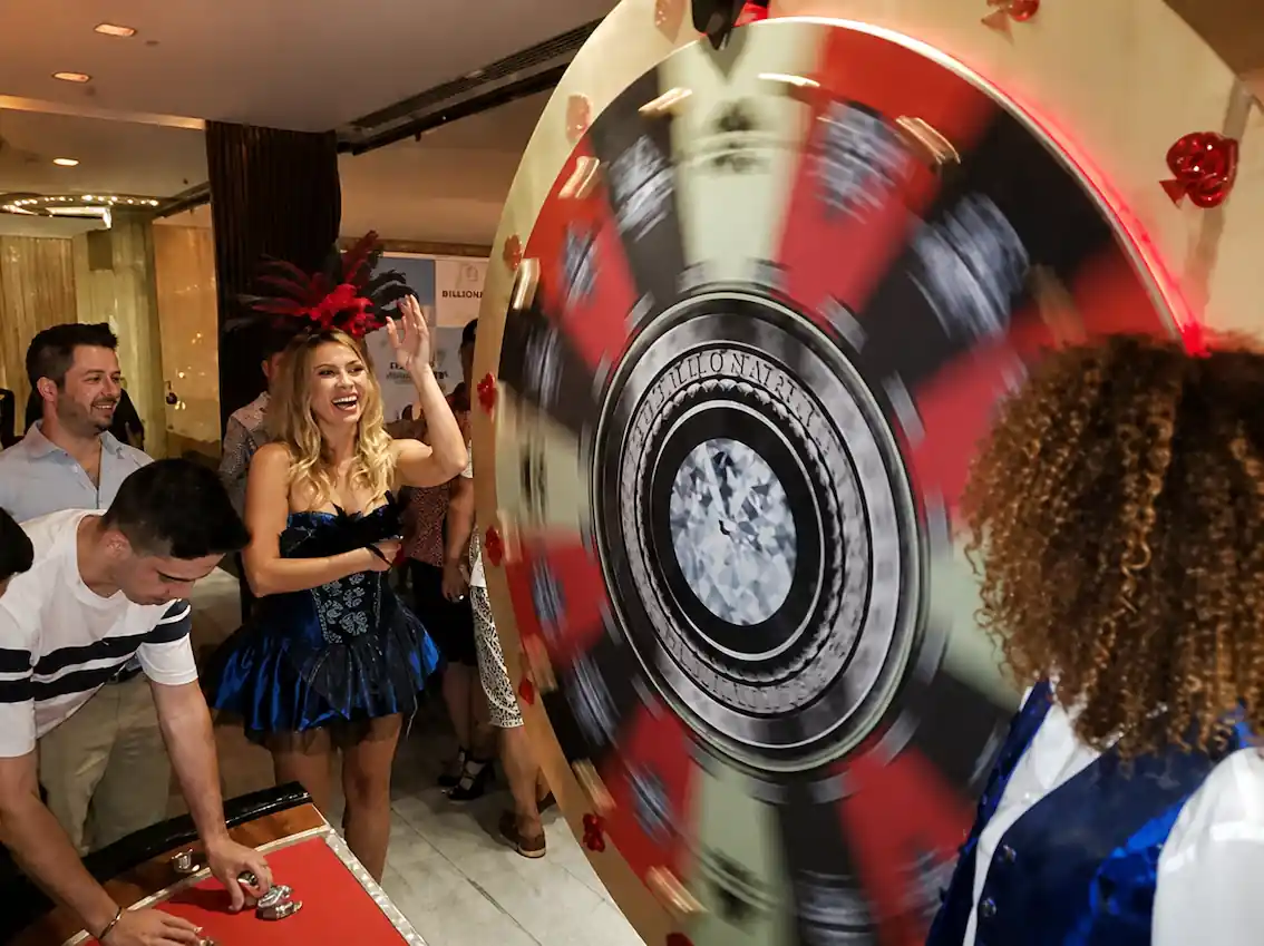 Ruleta de la sort gegant en un sorteig d'un congrés