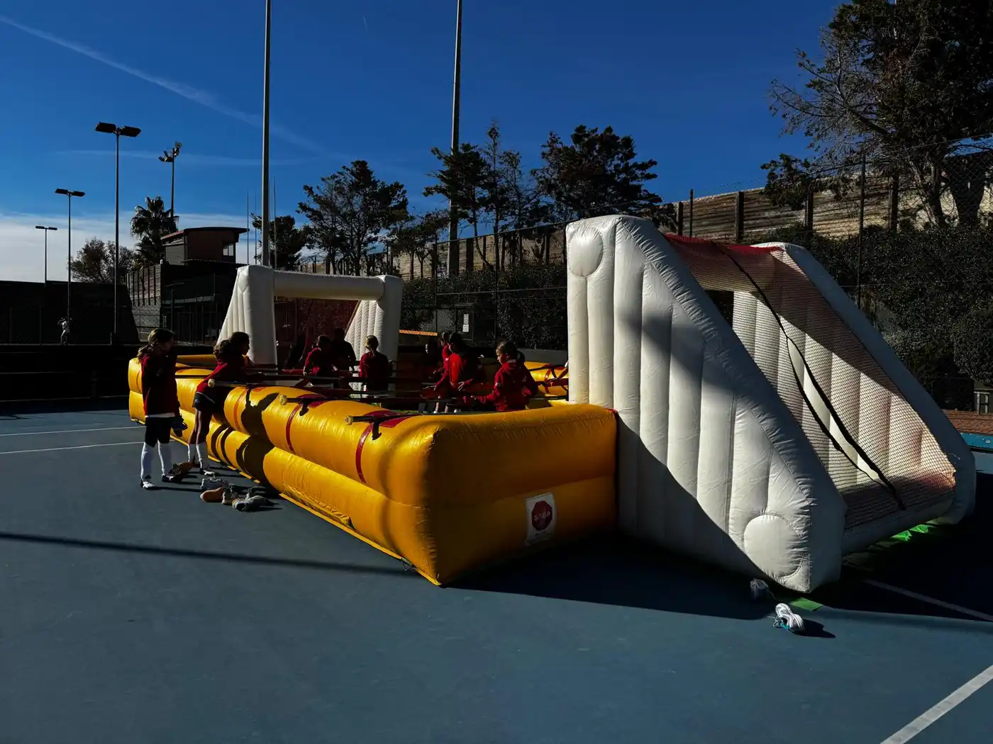 Companys de feina jugant a futbolí humà en un esdeveniment