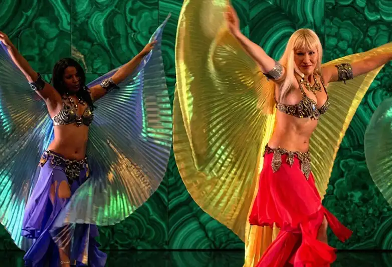 Espectacle de dansa oriental amb ales d'Isis en un casament
