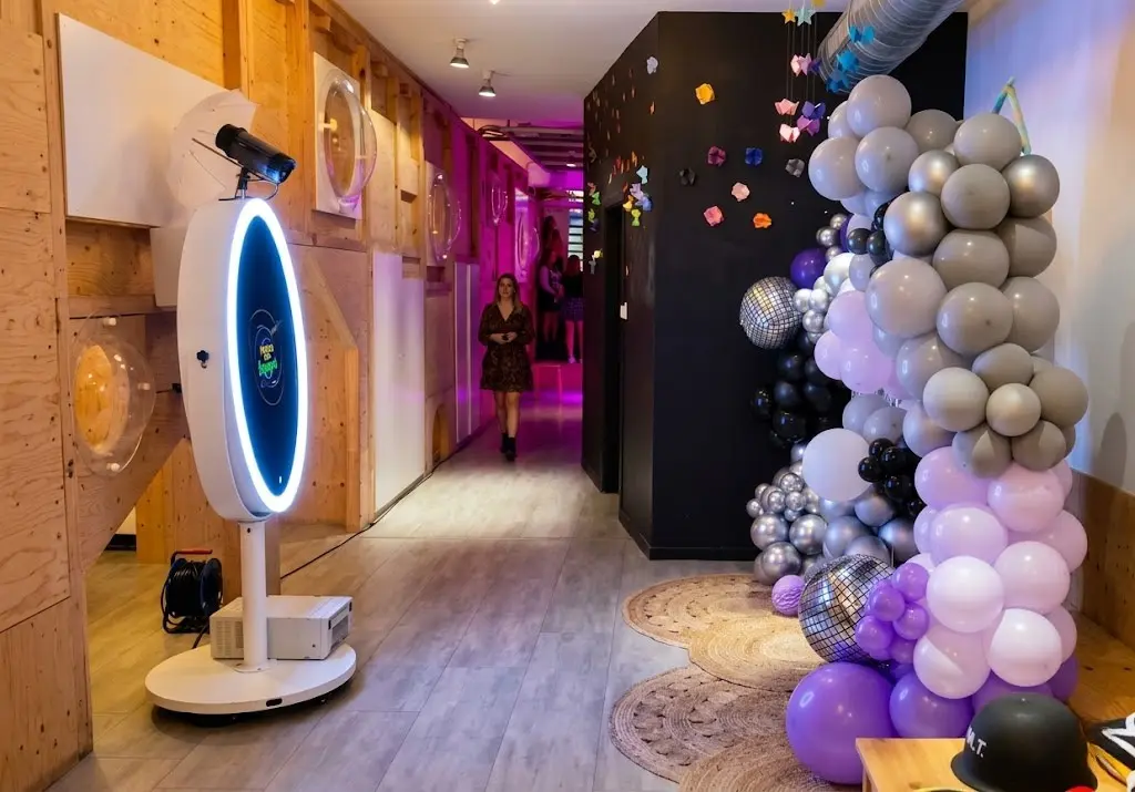 Convidats posant al magic mirror en un llançament de producte