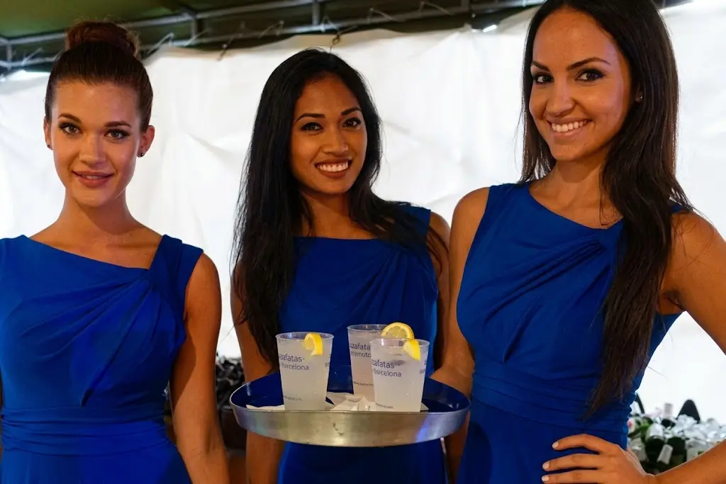 Hostessa de congrés lliurant acreditacions a Barcelona