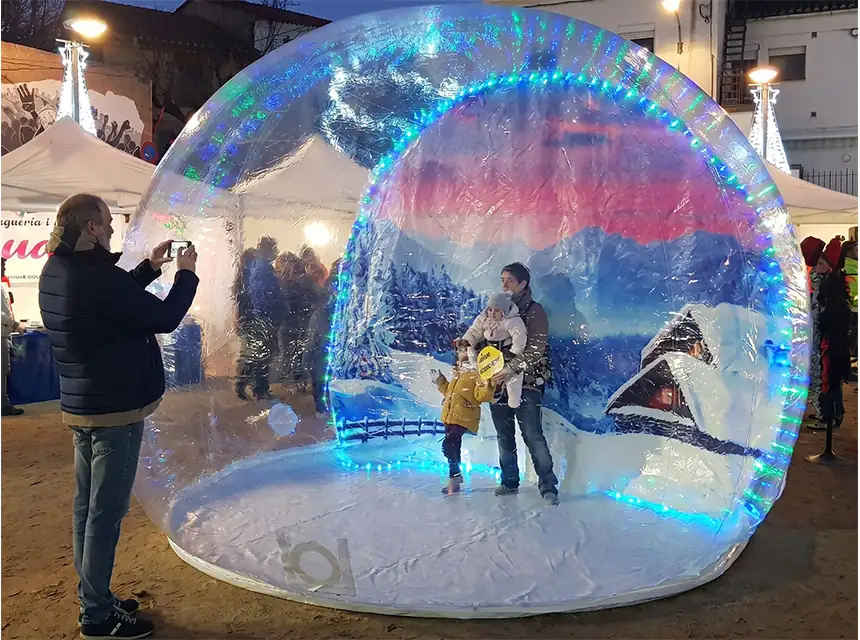 Família fent-se fotos dins la bola de Nadal inflable