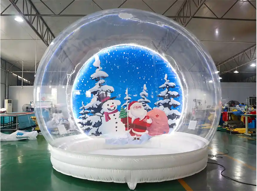 Globus de neu gegant amb fons personalitzat en un hotel
