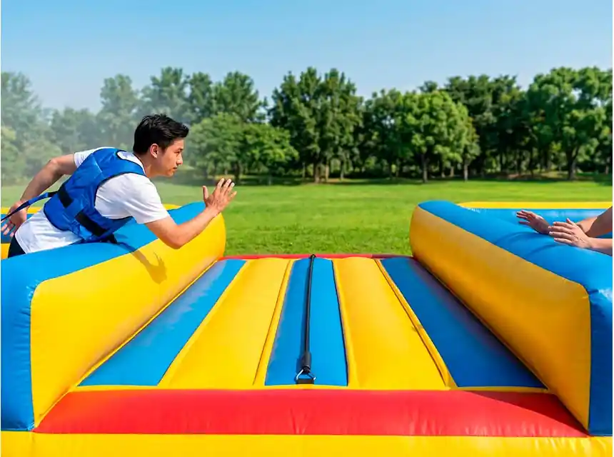 Cursa elàstica inflable en una festa major amb públic