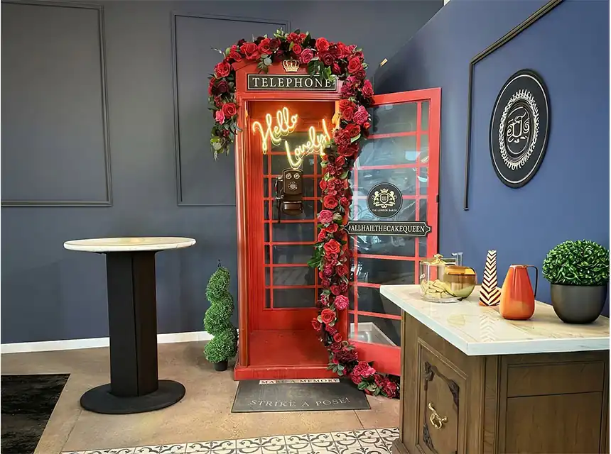 Cabina telefònica britànica en una festa temàtica d'empresa