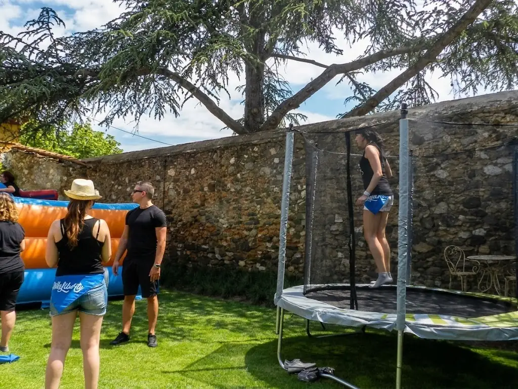 Nens saltant en un llit elàstic en un family day