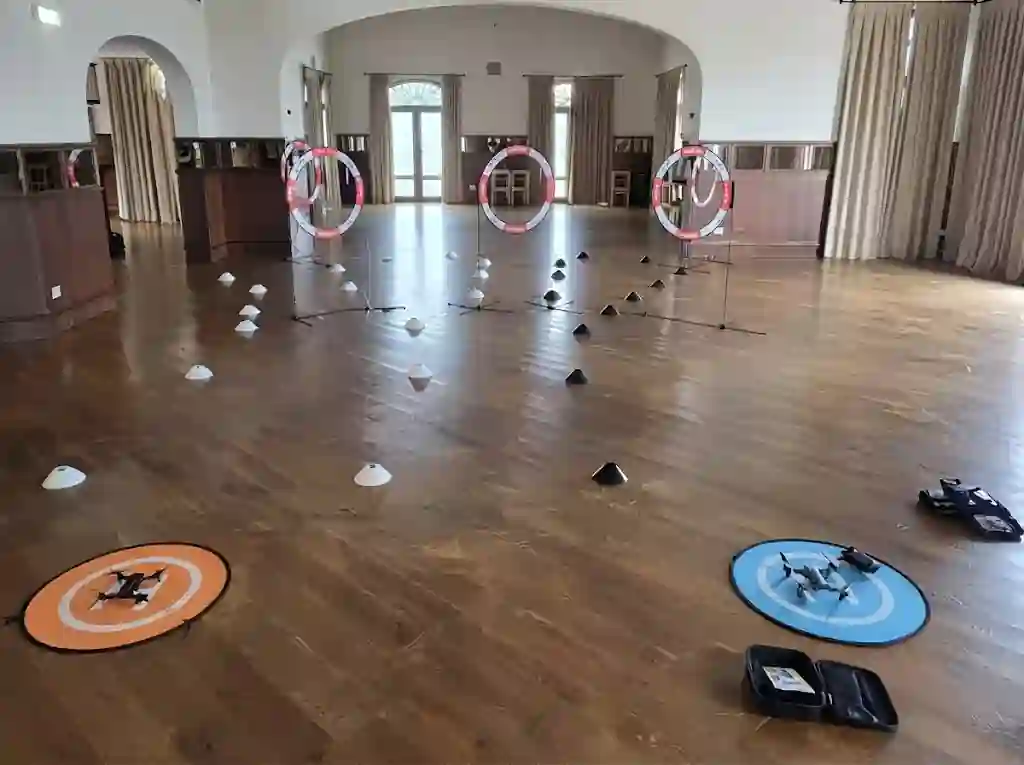 Circuit de drons amb portes il·luminades en un esdeveniment corporatiu