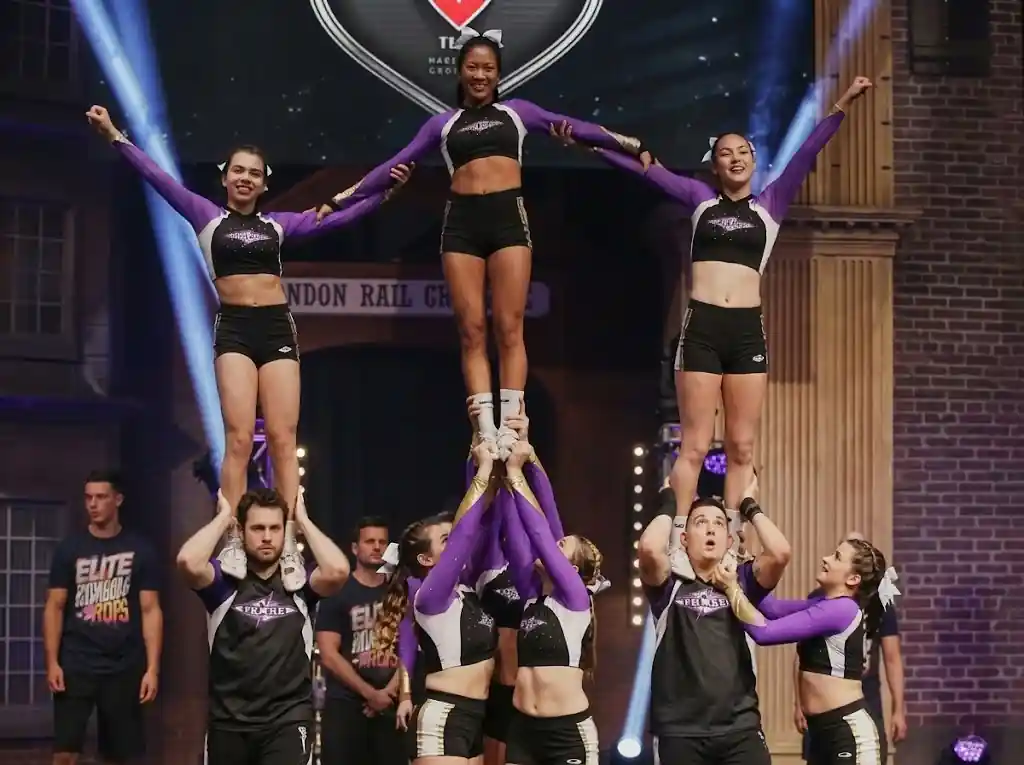 Espectacle de cheerleaders en una inauguració corporativa