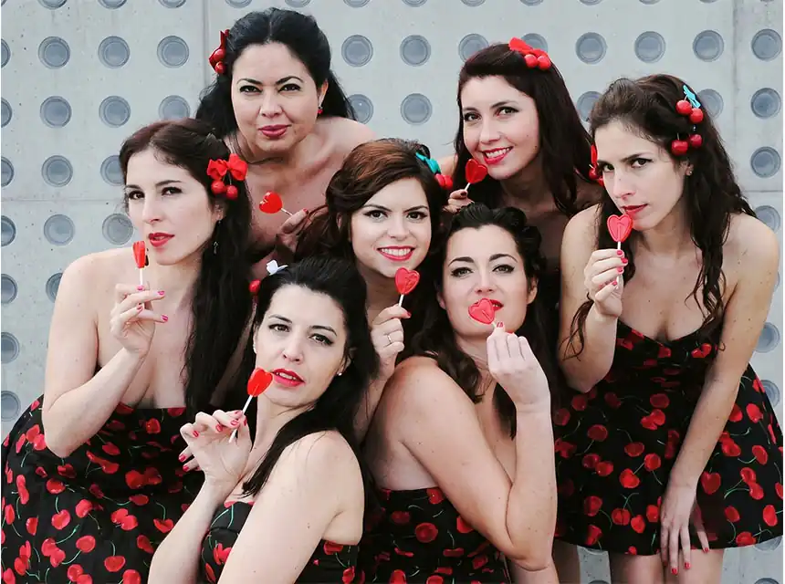 Ballarina de burlesque actuant en un sopar de Nadal d'empresa